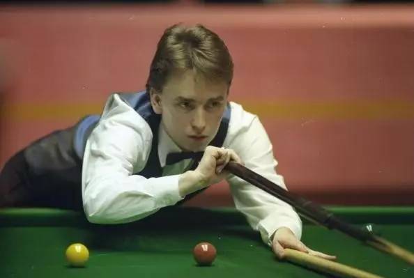 斯卡洛尼戴白手套递交世界杯，因凡蒂诺为仪式错误公开道歉