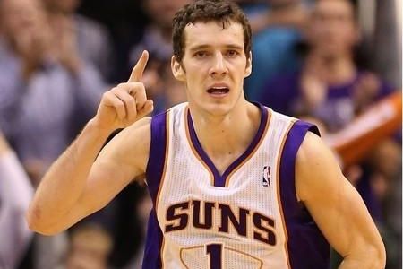 比赛结束后球员激动落泪