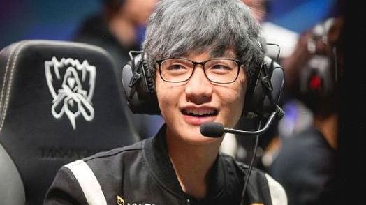 给爷整笑了，曼奇尼假意亲吻布鲁马多，将布鲁马多逗笑